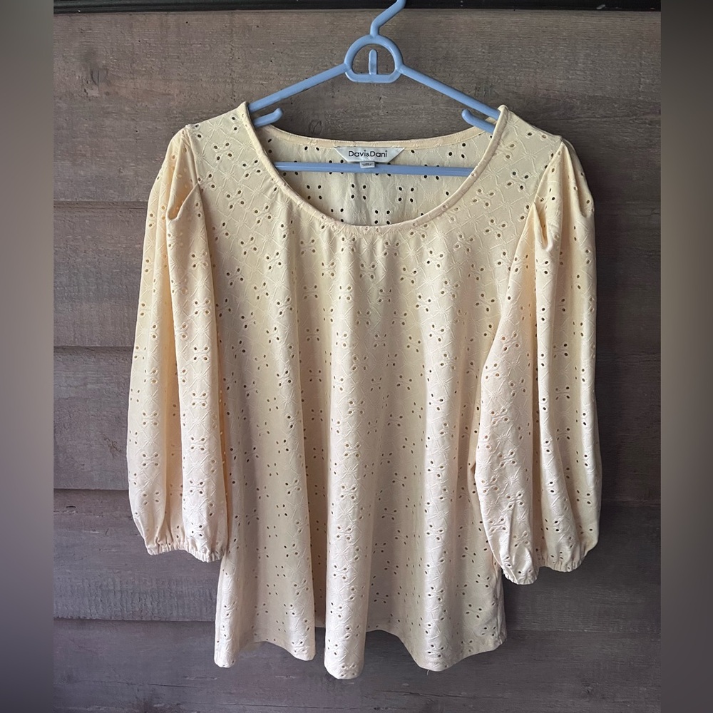 Butter colored eyelet top easy wear